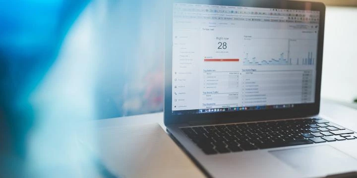 Tela de notebook exibindo gráficos e dados de acesso, representando a análise dos canais de tráfego dos concorrentes.